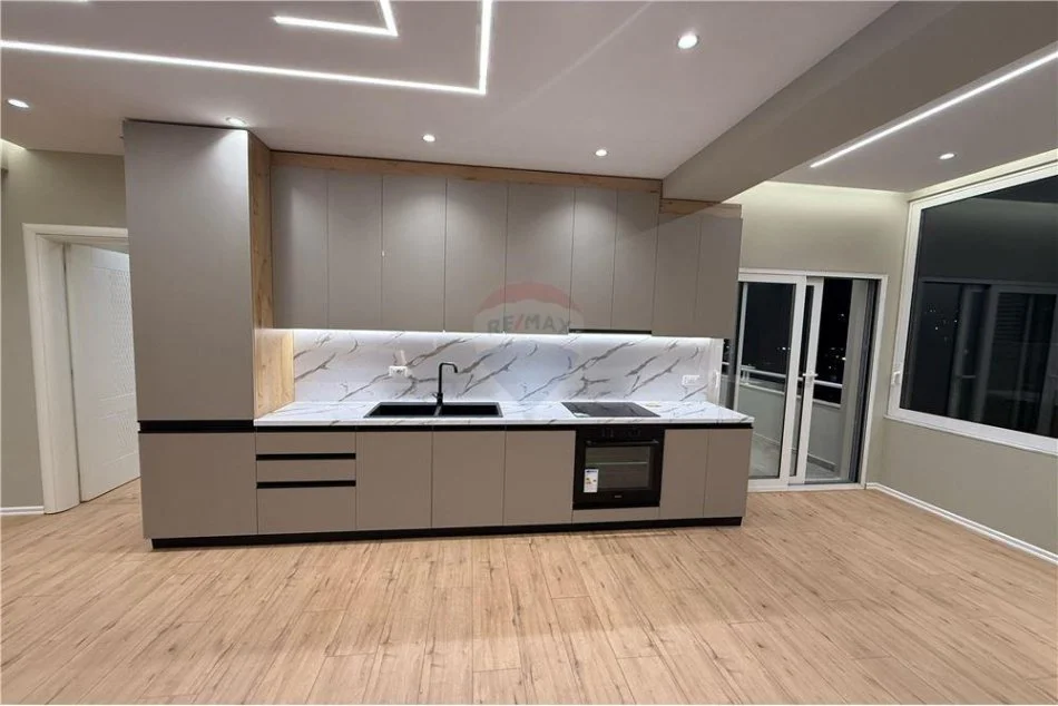 Vlore, shitet apartament+verande | Penthouse 2+1+Aneks+Ballkon Kati 9, 131 m² 187.000 € (Gjyqi Vjeter)