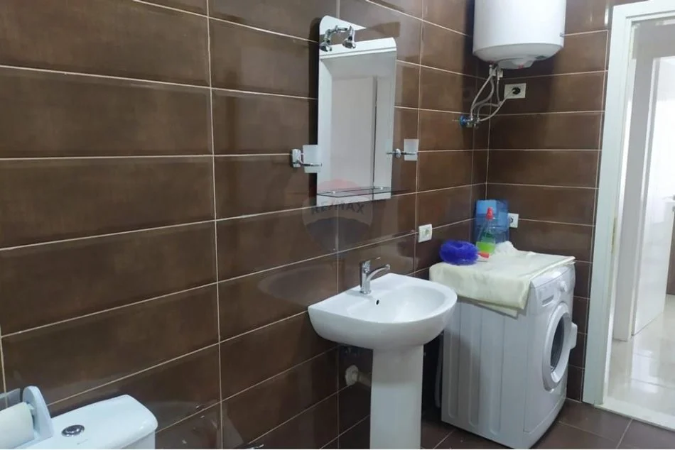 Tirane, jepet me qera apartament 2+1+Ballkon Kati 4, 90 m² 750 € (Komuna e Parisit)