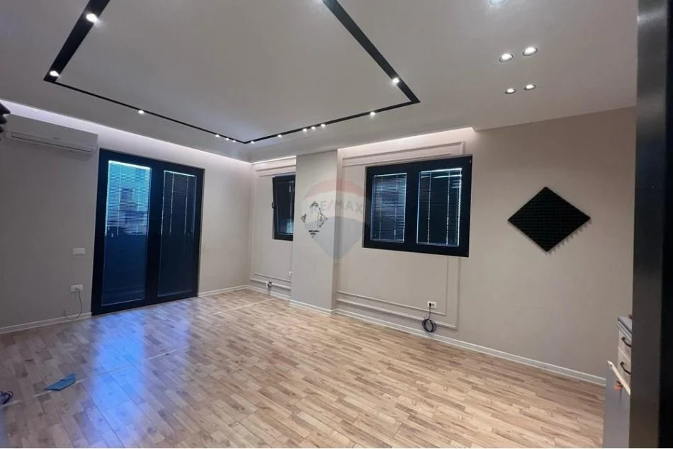 Tirane, jepet me qera zyre Kati 7, 120 m² 1.200 € (Rruga e Kavajes)