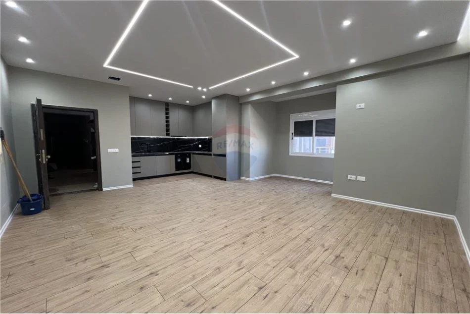 Vlore - Lungomare - Uji i Ftohte, shitet apartament 2+1+Ballkon Kati 5, 120 m² 199.000 € (Lungomare)