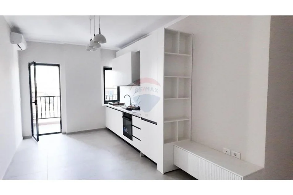 Tirane, jepet me qera apartament 2+1 Kati 1, 93 m² 650 € (PER QERA AP 2+1 +GARAZHD TE VILA GOLD)