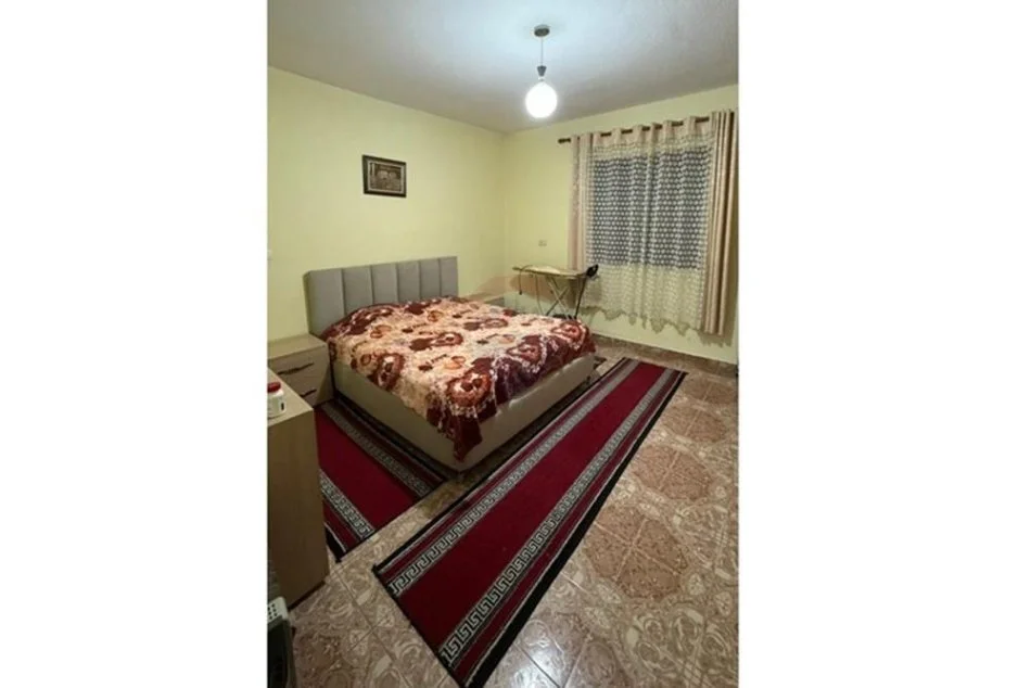 Tirane, jepet me qera apartament 2+1 Kati 1, 100 m² 430 € (APARTAMENT 2+1 PER QIRA PRANE SPITALIT USHTARAK!)
