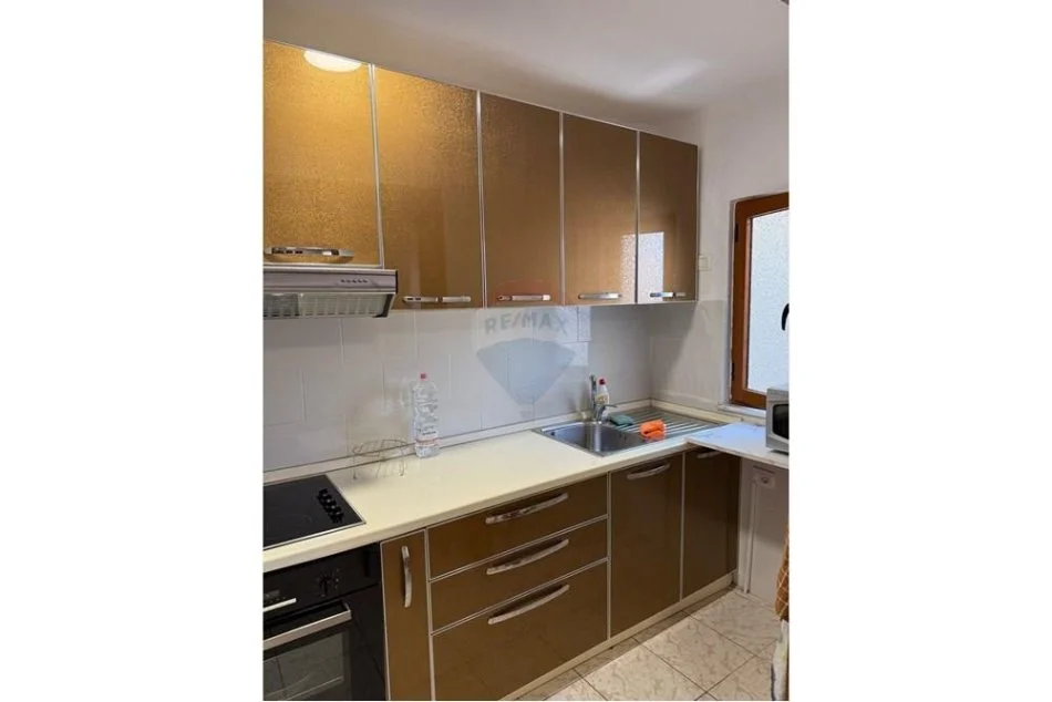 Tirane, jepet me qera apartament 3+1 Kati 4, 80 m² 600 € (Rr. Fortuzi)