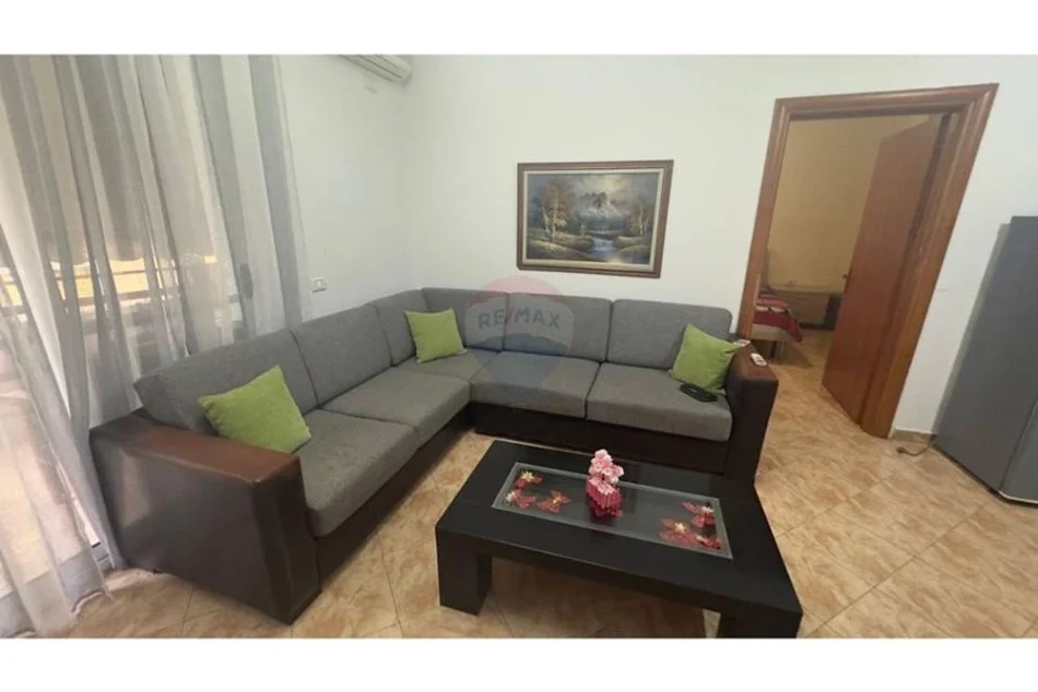 Tirane, jepet me qera apartament 1+1 Kati 2, 65 m² 450 € (brryli)