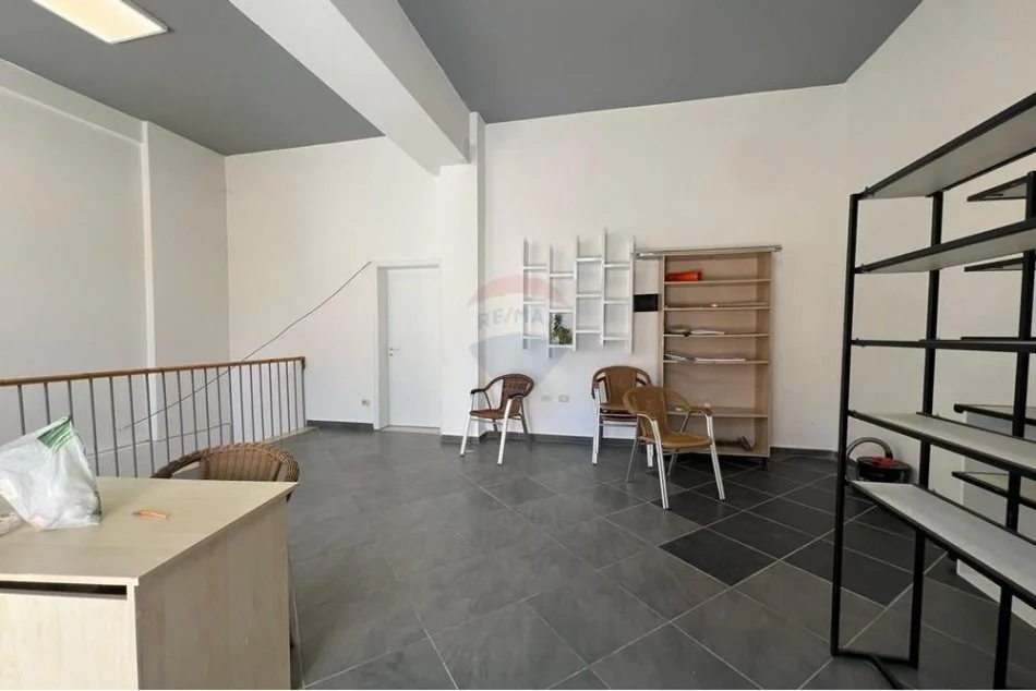 Tirane, shes ambjent biznesi Kati 0, 386 m² 350.000 € (AMBIENT PER SHITJE TEK RRUGA RIZA CEROVA!)