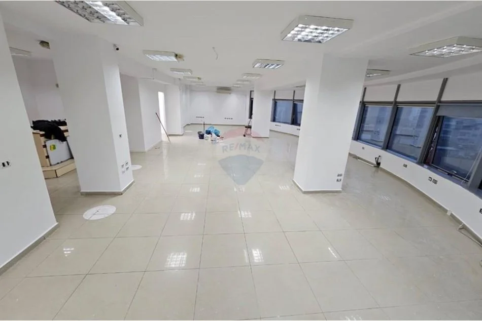 Tirane, jepet me qera ambjent biznesi Kati 4, 300 m² 3.000 € (selvia)