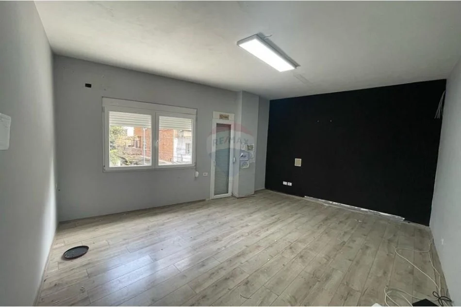 Tirane, jepet me qera zyre Kati 1, 135 m² 100 € (myslym shyri)