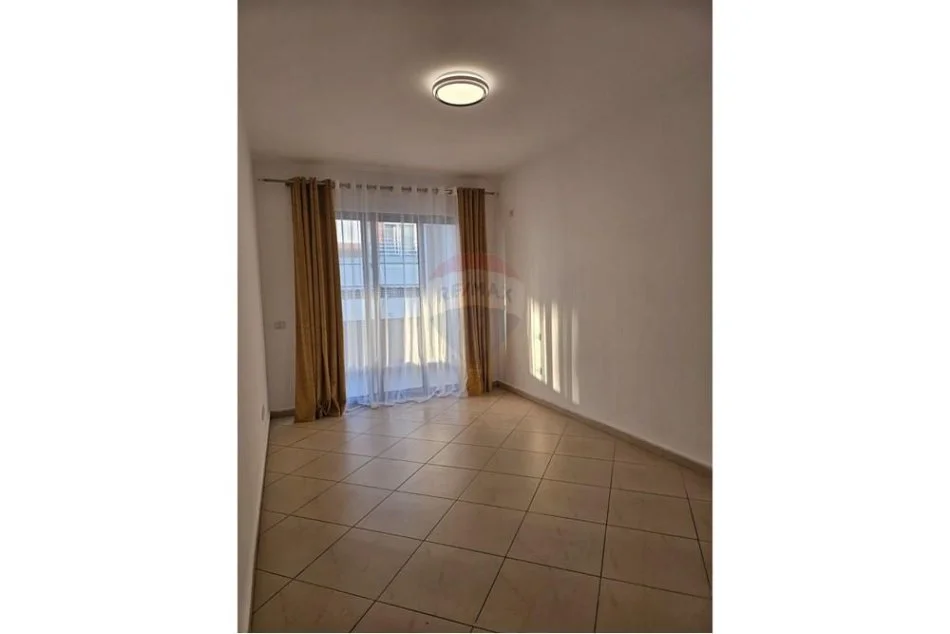 Tirane, jepet me qera apartament 2+1 Kati 7, 400 € (astir)