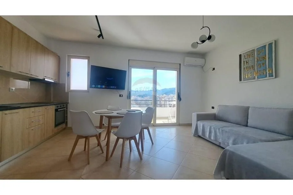 Vlore, jepet me qera apartament 1+1+Ballkon Kati 9, 78 m² 350 € (Transballkanike(pran Caffe Motta))