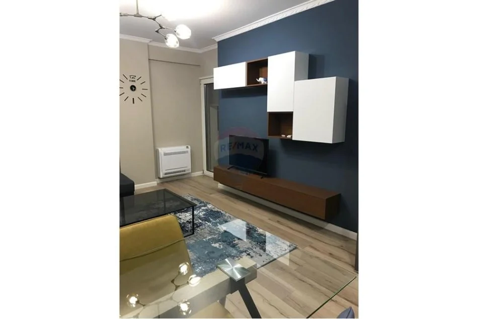 Tirane, jepet me qera apartament 1+1 Kati 4, 68 m² 700 € (komuna)