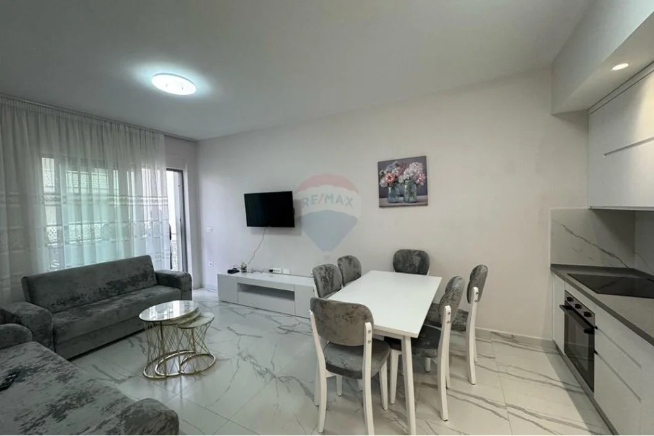 Tirane, jepet me qera apartament 2+1+Ballkon Kati 3, 100 m² 700 € 