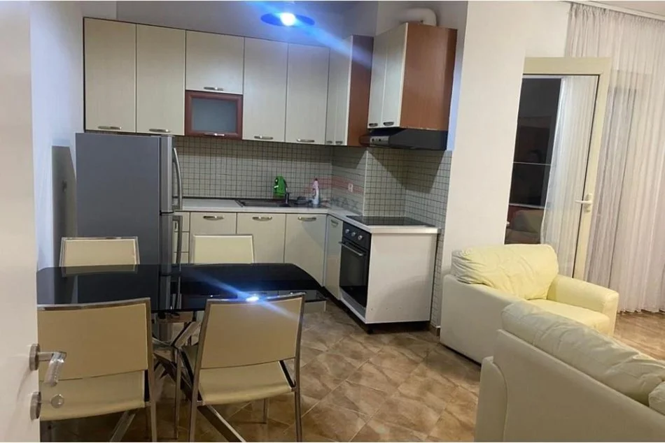 Tirane, jepet me qera apartament 1+1 Kati 5, 65 m² 450 € (materniteti i ri)