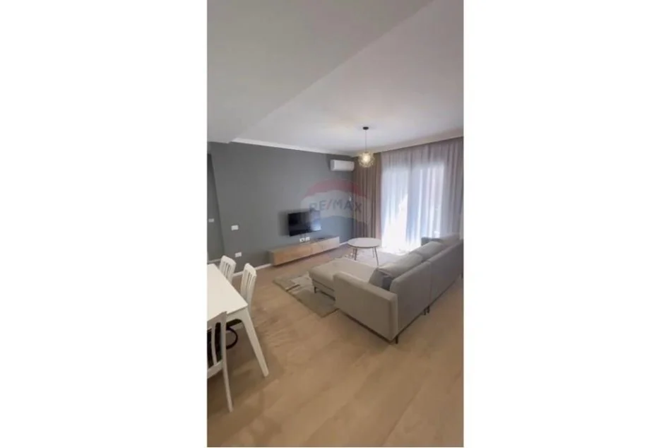 Tirane, jepet me qera apartament 1+1+Ballkon Kati 4, 75 m² 850 € (Apartament+ Parkim te Kompleksi Delijorgji)