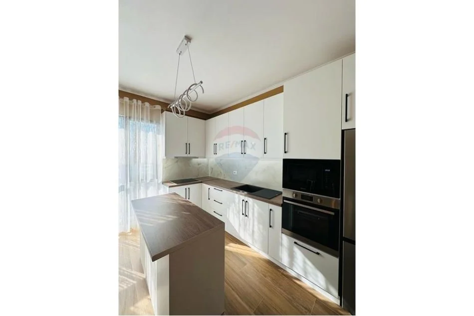 Tirane, jepet me qera 2+1 Kati 9, 110 m² 800 € (Rr. e Dibres)