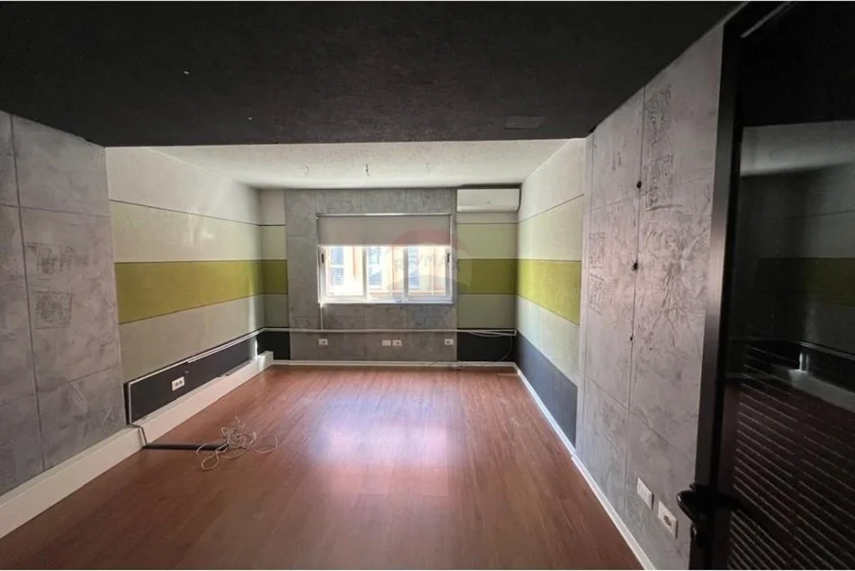 Tirane, jepet me qera ambjent biznesi , 85 m² 1.100 € (Sheshi Willson)