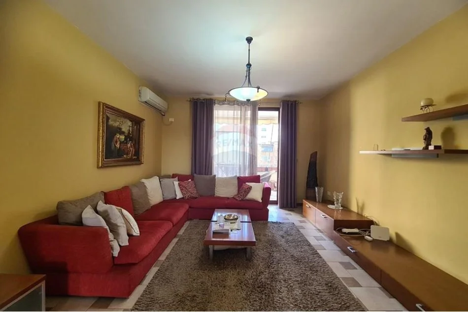 Tirane, jepet me qera apartament 3+1 Kati 5, 185 m² 650 € (muhamet gjollesha)