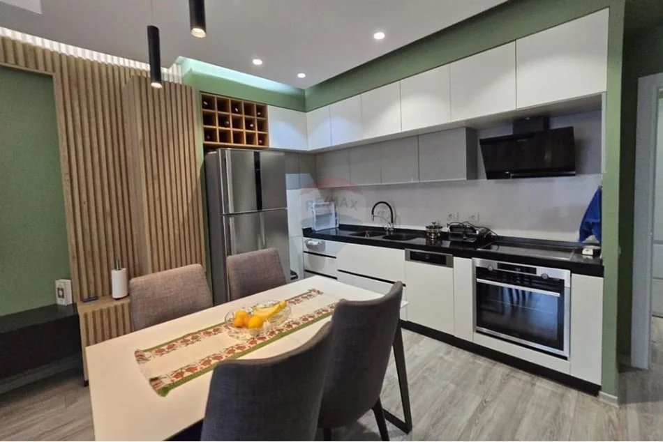 Tirane, jepet me qera apartament 2+1+Ballkon Kati 1, 125 m² 1.000 € 