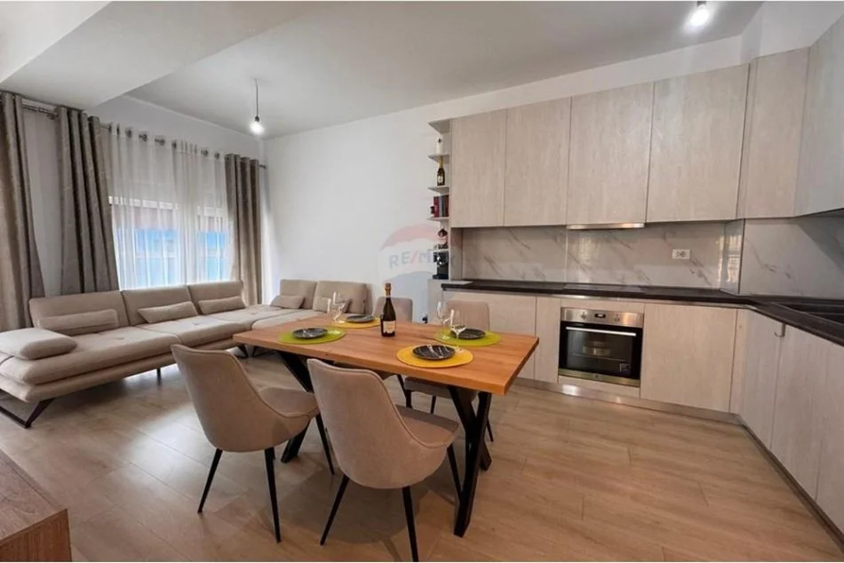 Tirane, shitet apartament 2+1+Ballkon Kati 2, 121 m² 194.000 € 