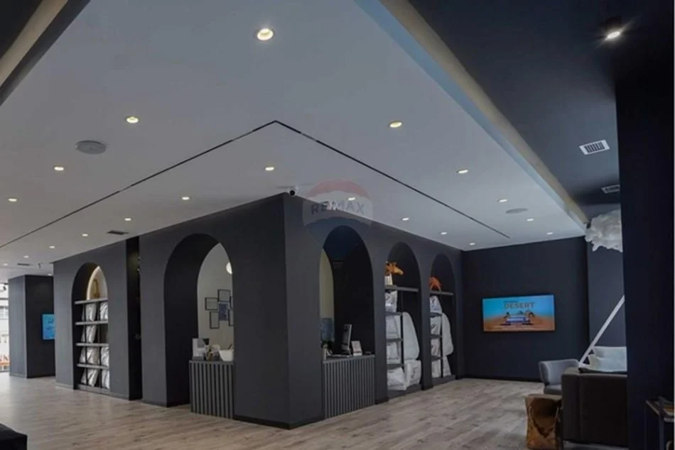 Tirane, jepet me qera ambjent biznesi , 203 m² 3.000 € (Komuna e Parisit)