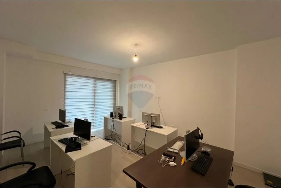 Tirane, jepet me qera ambjent biznesi , 100 m² 750 € (Rr. Myslym Shyri)