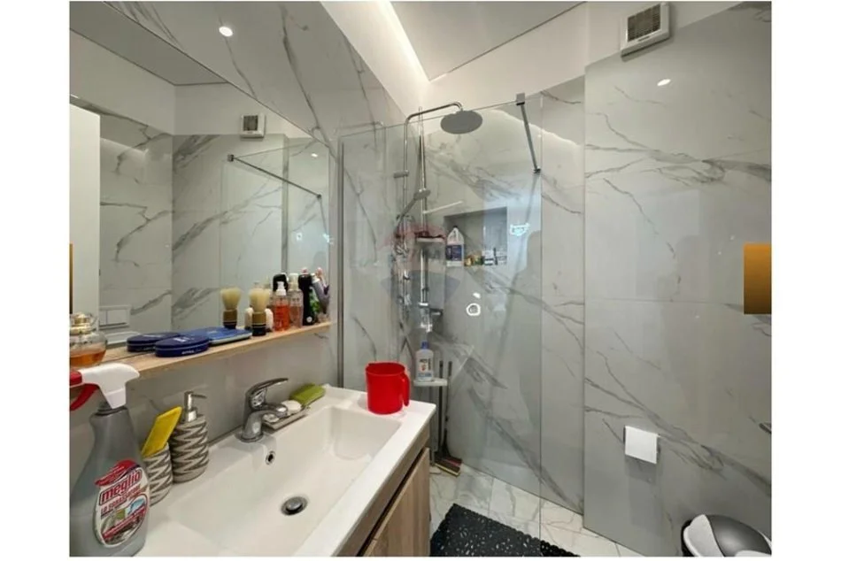 Tirane, jepet me qera apartament 1+1+Ballkon Kati 2, 75 m² 600 € (Fusha e Aviacionit)