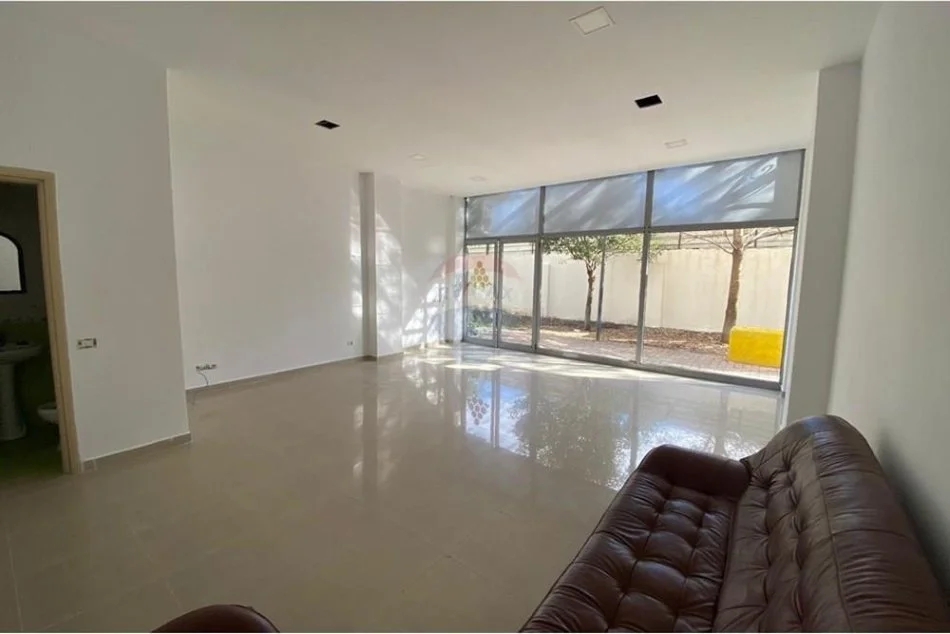Tirane, jepet me qera ambjent biznesi Kati 0, 50 m² 500 € (Don Bosko)