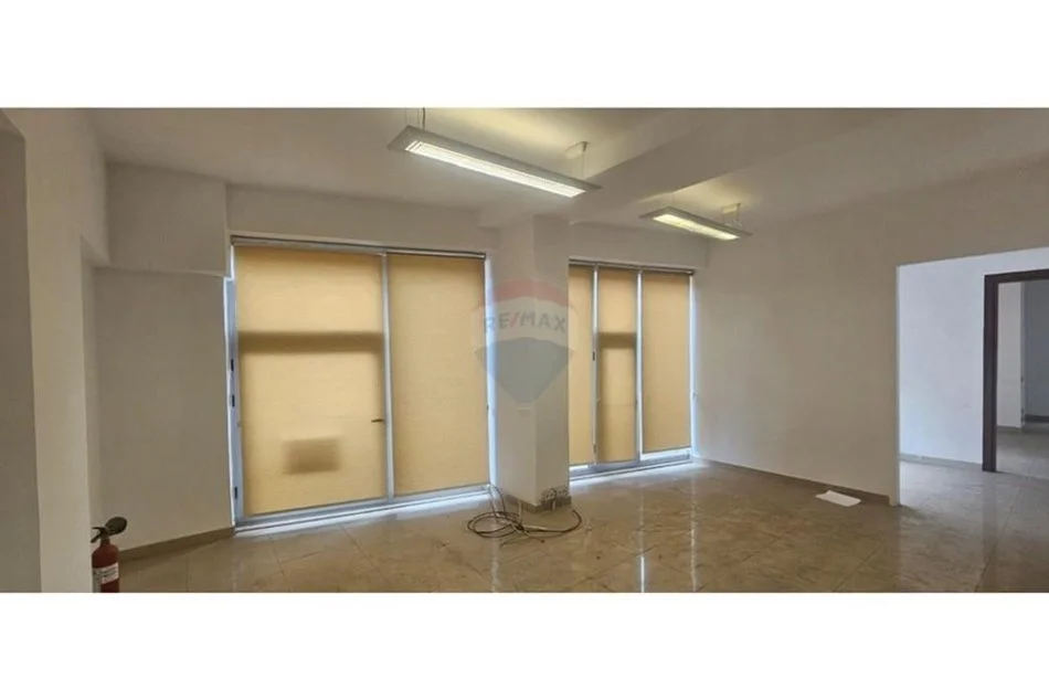 Tirane, jepet me qera zyre Kati 2, 70 m² 700 € (pazari i ri)