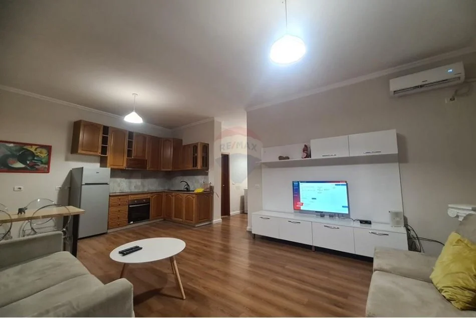 Tirane, jepet me qera apartament 1+1 Kati 4, 70 m² 650 € (bulevardi zogi i 1)