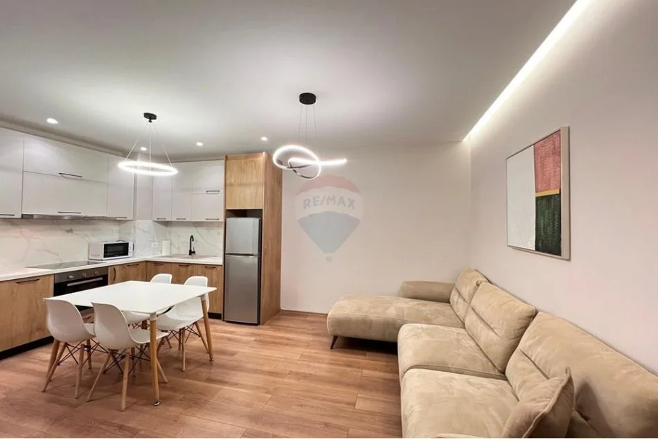 Tirane, jepet me qera apartament 2+1 , 87 m² 900 € (Globe, Rr. e Kavajes)