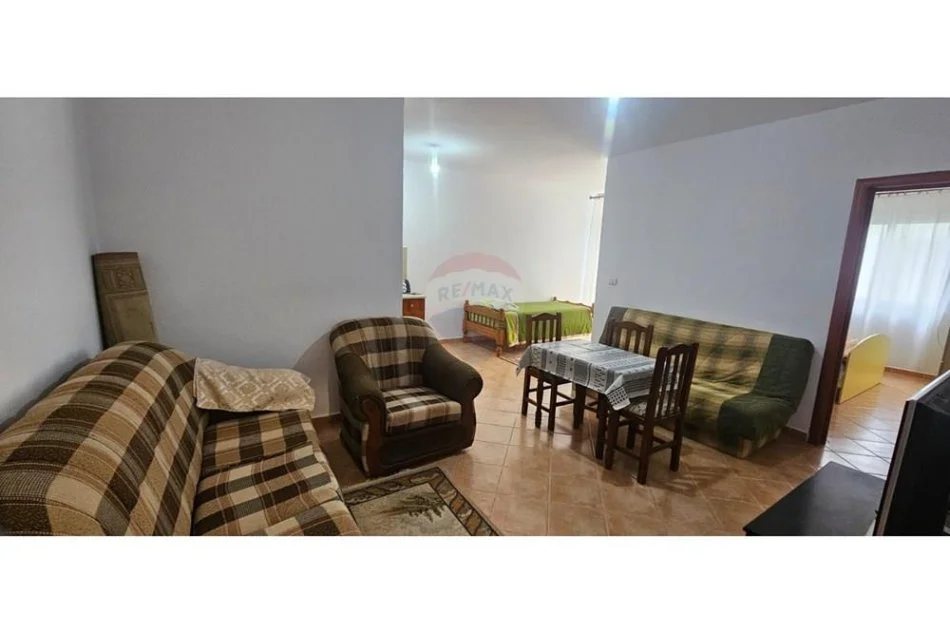 Tirane, jepet me qera apartament 1+1 Kati 2, 55 m² 300 € (rruga e thesarit)