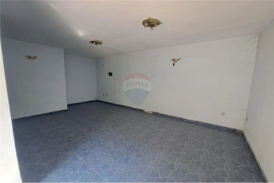 Vlore, shitet dyqan Kati 1, 33 m² 39.000 € (R.Ali Demi)