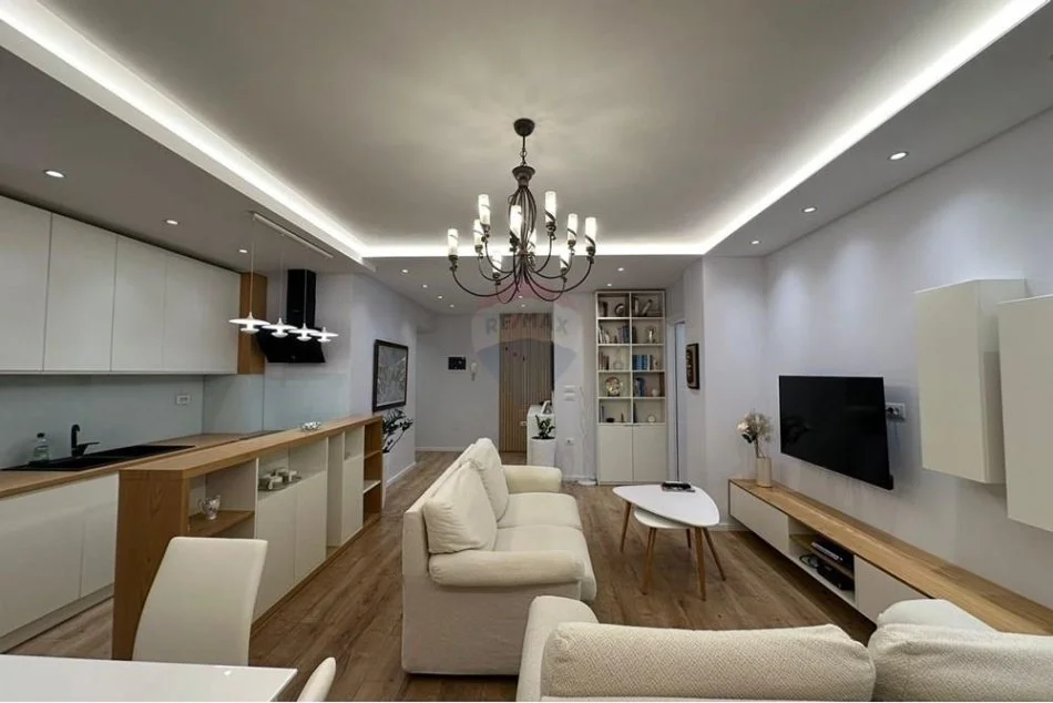 Tirane, jepet me qera apartament 1+1 , 80 m² 800 € (Selvia)