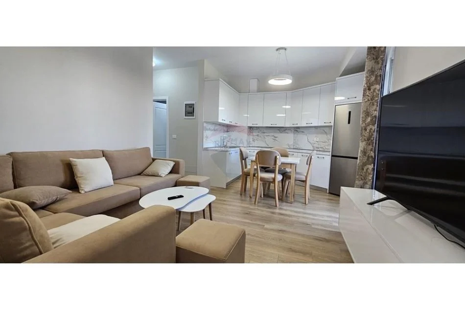 Tirane, jepet me qera apartament 1+1 Kati 4, 65 m² 600 € (fusha e aviacionit)