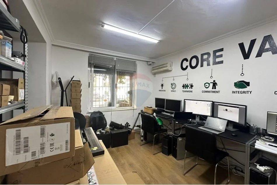 Tirane, jepet me qera zyre Kati 1, 55 m² 450 € (21 Dhjetori)