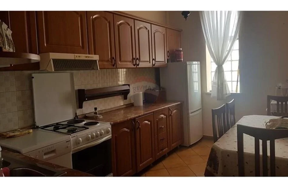Tirane, jepet me qera apartament 2+1+Ballkon Kati 4, 100 m² 650 € (myslym shyri)