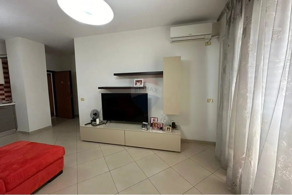 Tirane, jepet me qera apartament 1+1+Ballkon Kati 3, 100 m² 600 € (Stavri Themeli)
