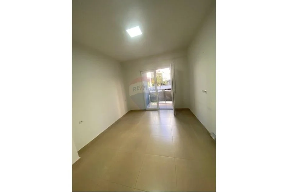 Tirane, jepet me qera apartament 2+1+Ballkon Kati 2, 100 m² 950 € (rruga e kosovarve)
