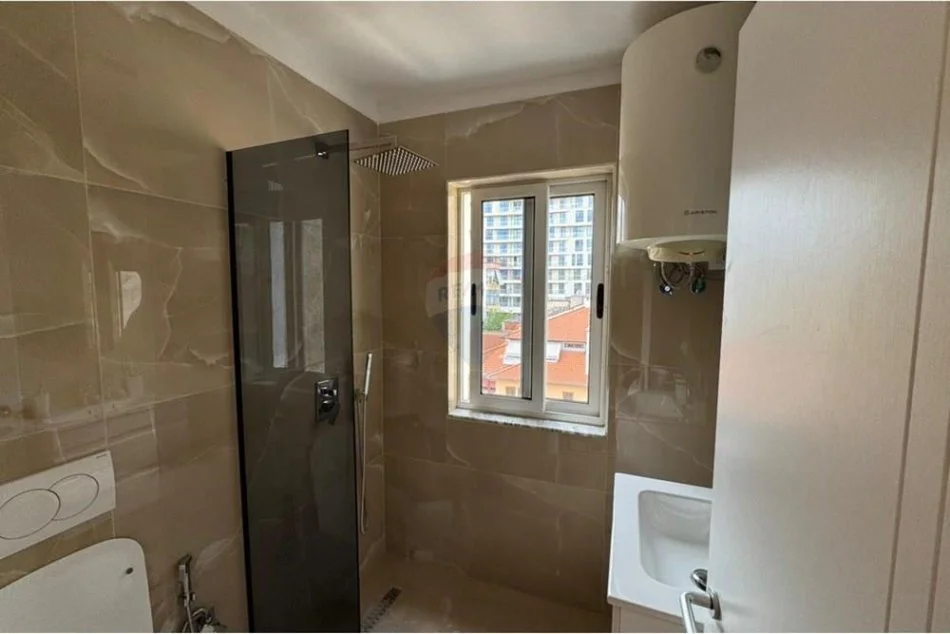 Tirane, jepet me qera apartament 1+1+Ballkon Kati 5, 60 m² 600 € (Mine Peza)