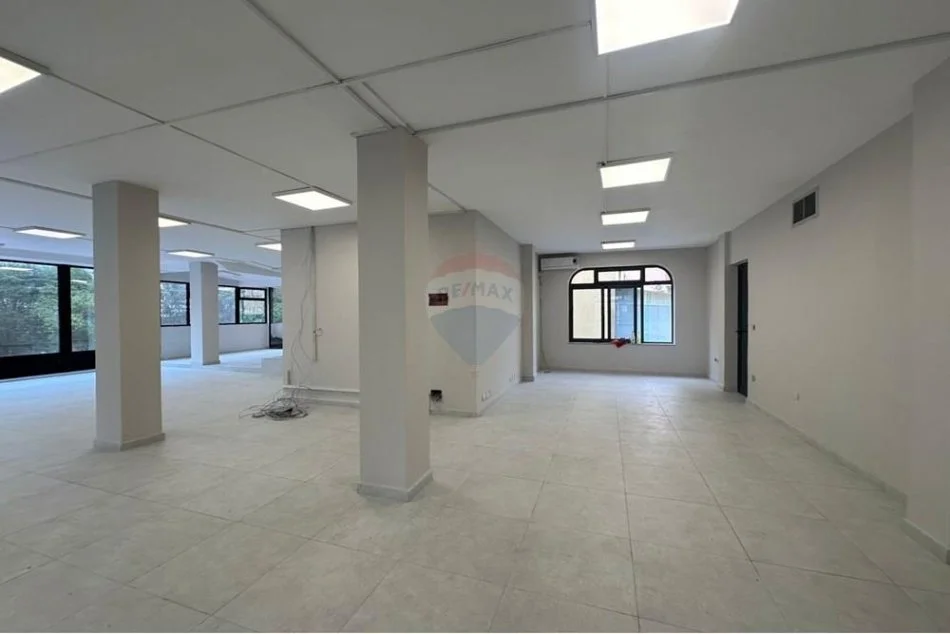 Tirane, jepet me qera ambjent biznesi , 200 m² 2.500 € (21 Dhjetori)