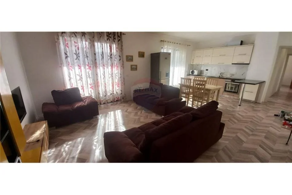 Tirane, jepet me qera apartament 2+1+Ballkon Kati 5, 110 m² 500 € (5 maji)