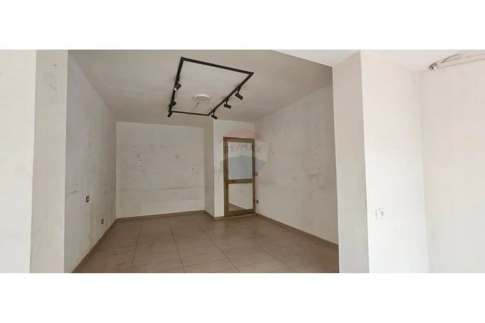 Tirane, jepet me qera dyqan Kati 0, 40 m² 400 € (ali dem)