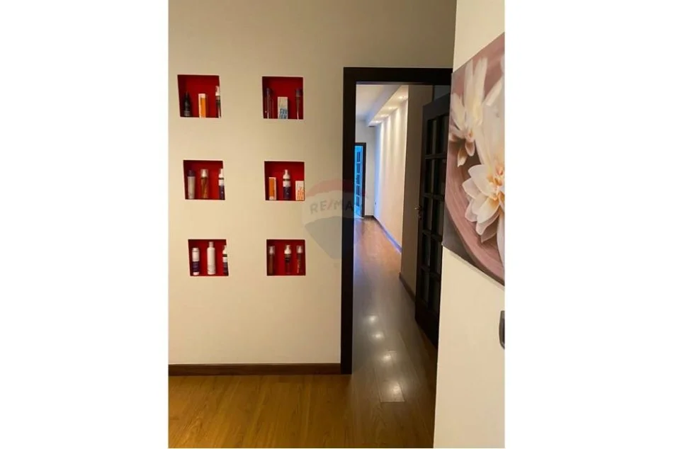 Tirane, jepet me qera dyqan , 90 m² 1.000 € (ish ekspozita)