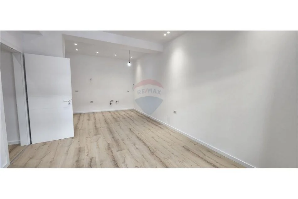 Tirane, jepet me qera zyre , 98 m² 600 € (rruga e dibres)
