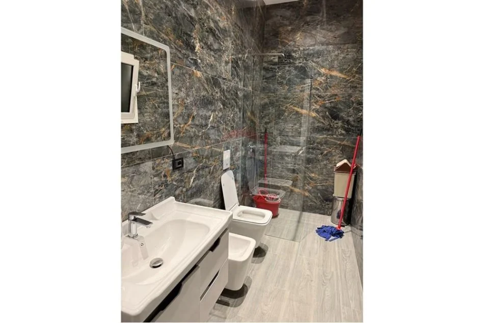 Tirane, jepet me qera apartament 2+1+Ballkon Kati 2, 100 m² 400 € (Kamez)