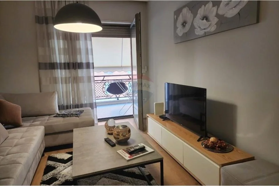 Tirane, jepet me qera apartament 1+1 , 75 m² 800 € (KOMPLEKSI DELIJORGJI)