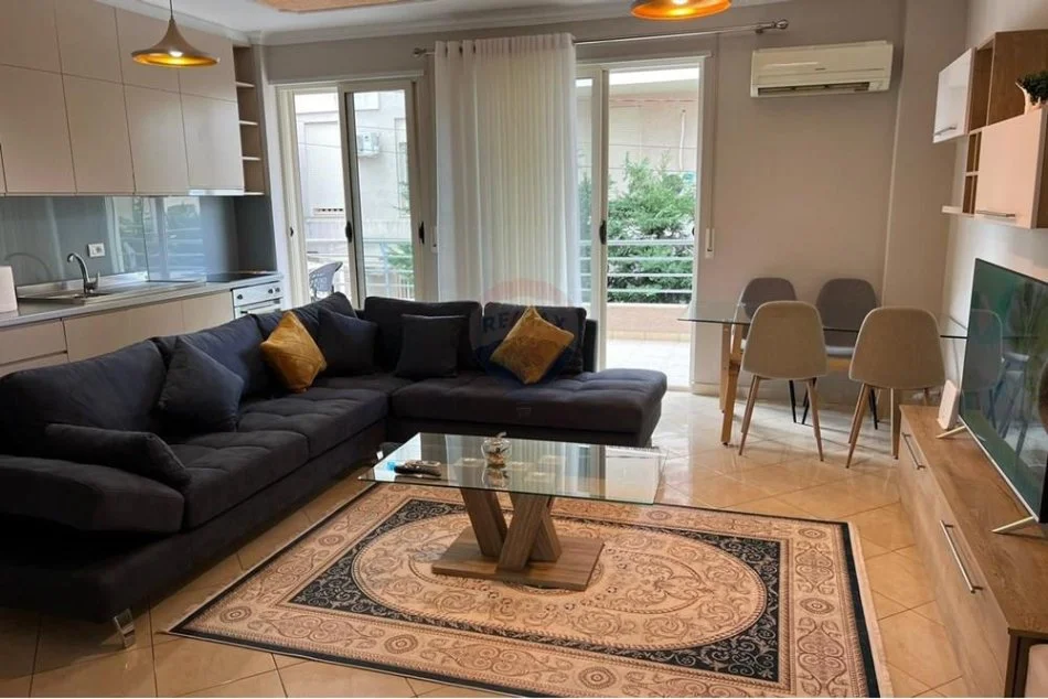 Tirane, jepet me qera apartament 1+1 Kati 1, 80 m² 550 € (Liqeni i Thate - Kompleksi Ferrari)