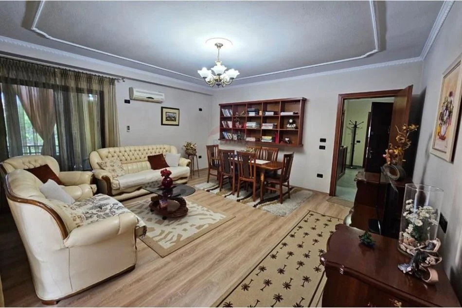 Tirane, jepet me qera 1+1 Kati 3, 100 m² 500 € (rruga mine peza)