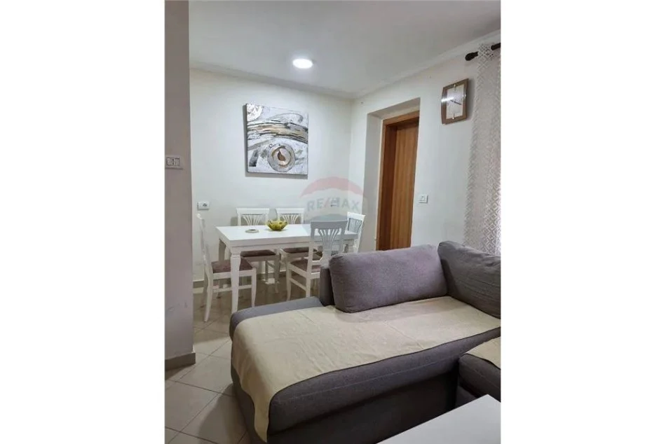 Tirane, jepet me qera apartament 1+1+Ballkon Kati 2, 65 m² 450 €