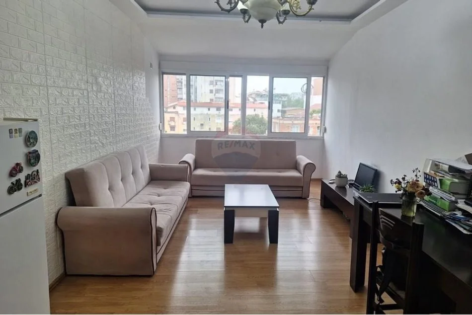 Tirane, jepet me qera apartament 2+1 Kati 6, 65 m² 380 € (shkolla e bashkuar)