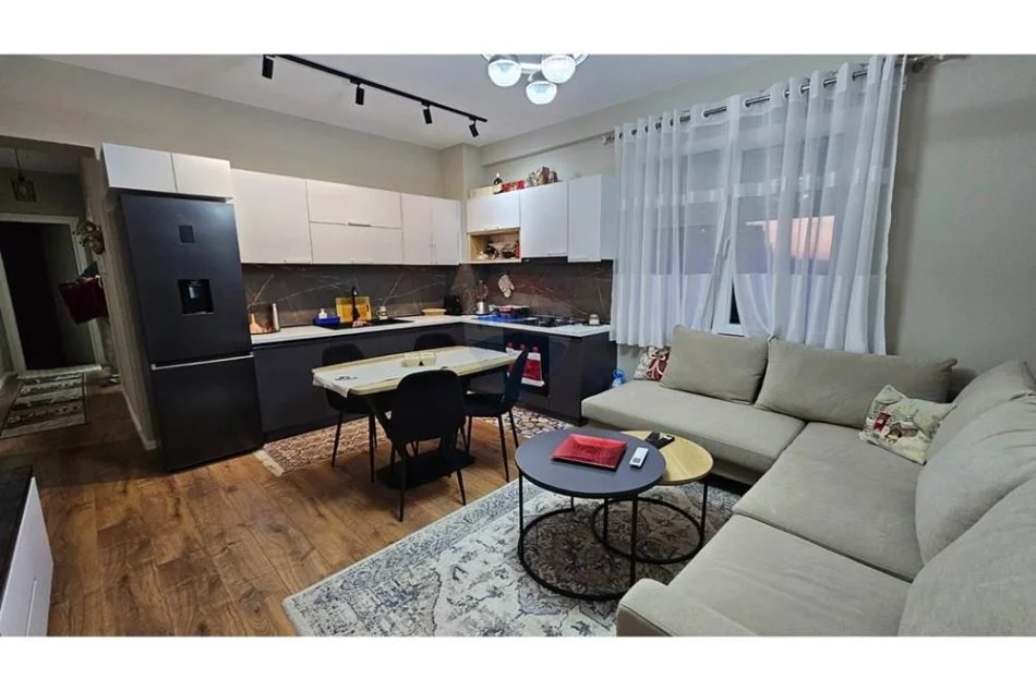 Tirane, jepet me qera apartament 2+1+Ballkon Kati 3, 94 m² 600 € (fusha e aviacionit)